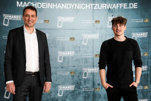 Staatsminister Eisenreich (links) zusammen mit Influencer Falco Punch (rechts). Staatsminister Eisenreich (links) zusammen mit Influencer Falco Punch (rechts).